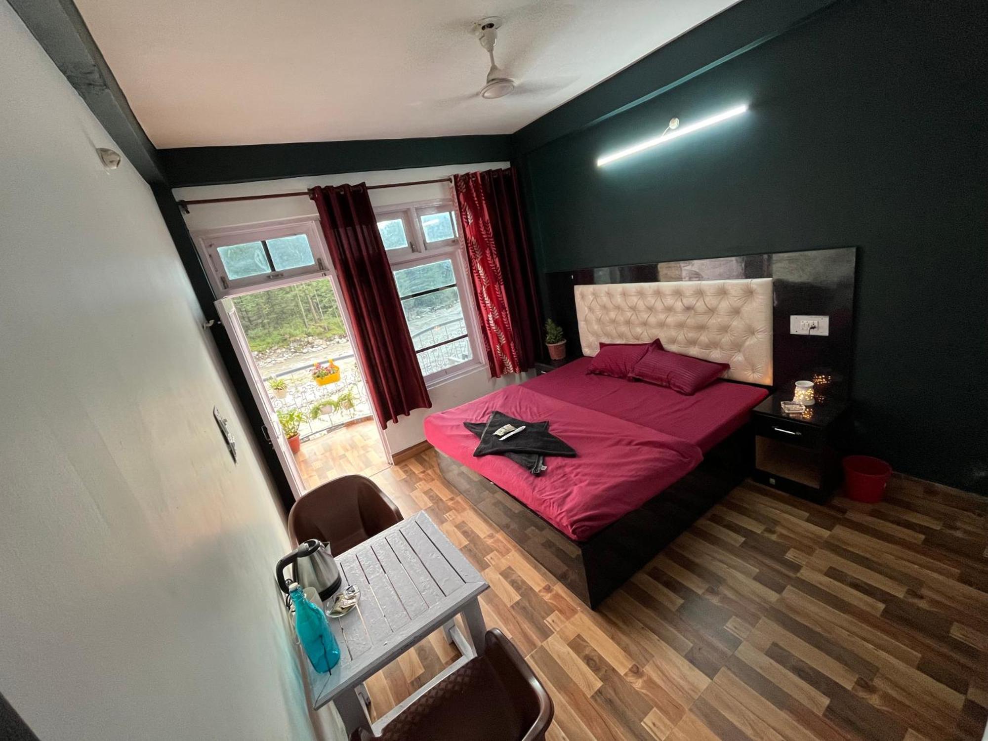 Shanti Cafe & Hostels Kasol Buitenkant foto